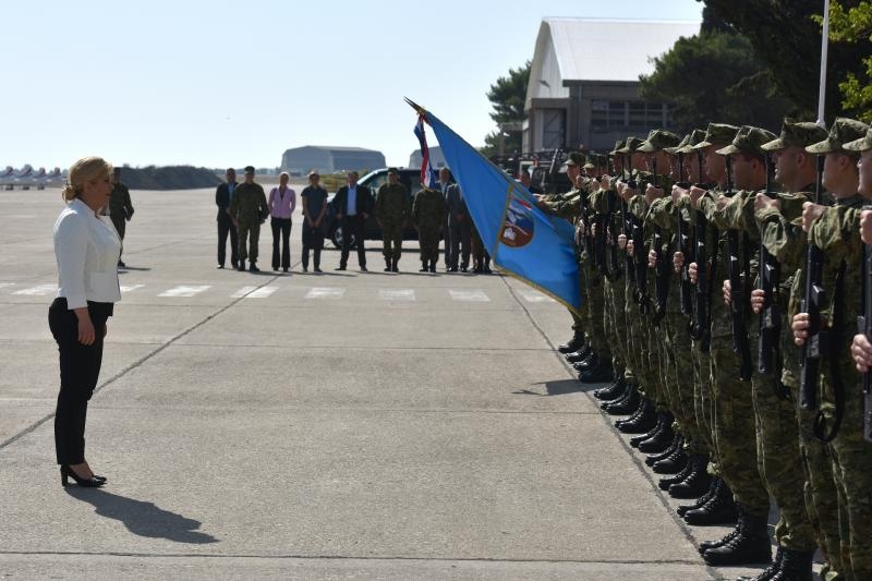 Predsjednica Grabar-Kitarović na predstavljanju novih helikoptera Kiowa Warriors u 93. Zrakoplovnoj bazi u Zemuniku. Photo: Dino Stanin/PIXSELL Predsjednica Grabar-Kitarović na predstavljanju novih helikoptera Kiowa Warriors u 93. Zrakoplovnoj bazi u Zemuniku. Photo: Dino Stanin/PIXSELL