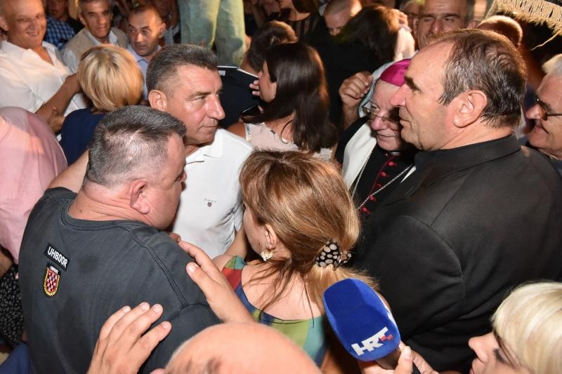 U Dragama otkriven spomenik Miru Barešiću. Photo: Dino Stanin/PIXSELL