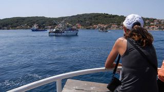 Tunuara 2016 – defile ribarica, spremanje brudeta, demonstracija ribarske vještine i koncert Zorica Kondža. Foto: TZ općine Kali/Adam Vidas Tunuara 2016 – defile ribarica, spremanje brudeta, demonstracija ribarske vještine i koncert Zorica Kondža. Foto: TZ općine Kali/Adam Vidas