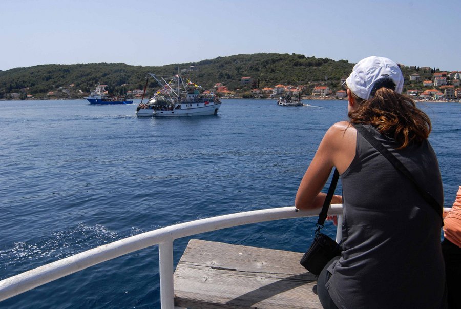 Tunuara 2016 – defile ribarica, spremanje brudeta, demonstracija ribarske vještine i koncert Zorica Kondža. Foto: TZ općine Kali/Adam Vidas Tunuara 2016 – defile ribarica, spremanje brudeta, demonstracija ribarske vještine i koncert Zorica Kondža. Foto: TZ općine Kali/Adam Vidas