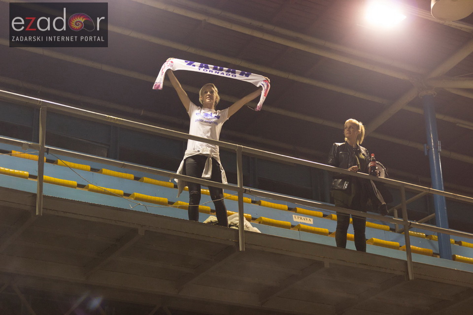 Humanitarno gledanje utakmice Zadar-Cibona (85-84) u Jazinama Humanitarno gledanje utakmice Zadar-Cibona (85-84) u Jazinama