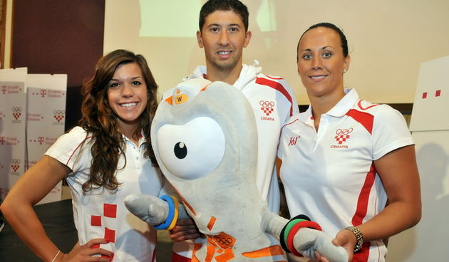 Zagreb, 230712.
U Kristalnoj dvorani hotela Westin i uz direktan TV prijenos ispracena je najveca skupina hrvatskih sportasa na OI u London.
Na slici: plivaci Kim Daniela Pavlin, Mario Todorovic i Sanja Jovanovic.
Foto: Bruno Konjevic / CROPIX
