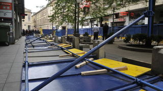 Zagreb, 170510.
Jutros su radnici HOTO grupe ogradili dio Varsavske ulice. Pocetak radova na prilazu buducoj garazi pratili su prosvjedi Zelene akcije a novi su najavljeni za utorak u 18 sati. Ogradjeno gradiliste budno su cuvali zastitari.
Foto: Bruno Ko Zagreb, 170510.
Jutros su radnici HOTO grupe ogradili dio Varsavske ulice. Pocetak radova na prilazu buducoj garazi pratili su prosvjedi Zelene akcije a novi su najavljeni za utorak u 18 sati. Ogradjeno gradiliste budno su cuvali zastitari.
Foto: Bruno Ko