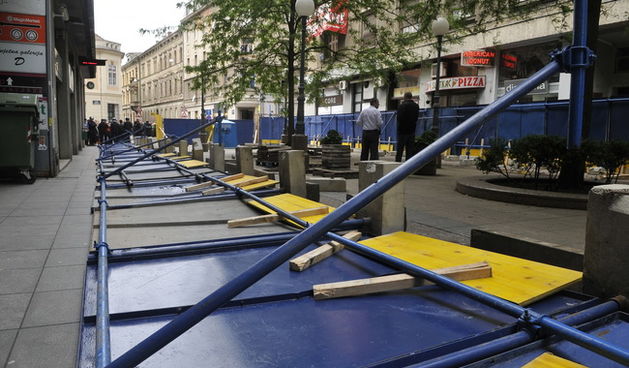 Zagreb, 170510.
Jutros su radnici HOTO grupe ogradili dio Varsavske ulice. Pocetak radova na prilazu buducoj garazi pratili su prosvjedi Zelene akcije a novi su najavljeni za utorak u 18 sati. Ogradjeno gradiliste budno su cuvali zastitari.
Foto: Bruno Ko