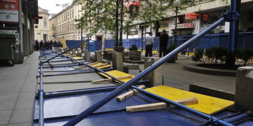 Zagreb, 170510.
Jutros su radnici HOTO grupe ogradili dio Varsavske ulice. Pocetak radova na prilazu buducoj garazi pratili su prosvjedi Zelene akcije a novi su najavljeni za utorak u 18 sati. Ogradjeno gradiliste budno su cuvali zastitari.
Foto: Bruno Ko Zagreb, 170510.
Jutros su radnici HOTO grupe ogradili dio Varsavske ulice. Pocetak radova na prilazu buducoj garazi pratili su prosvjedi Zelene akcije a novi su najavljeni za utorak u 18 sati. Ogradjeno gradiliste budno su cuvali zastitari.
Foto: Bruno Ko