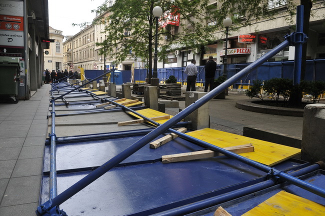 Zagreb, 170510.
Jutros su radnici HOTO grupe ogradili dio Varsavske ulice. Pocetak radova na prilazu buducoj garazi pratili su prosvjedi Zelene akcije a novi su najavljeni za utorak u 18 sati. Ogradjeno gradiliste budno su cuvali zastitari.
Foto: Bruno Ko Zagreb, 170510.
Jutros su radnici HOTO grupe ogradili dio Varsavske ulice. Pocetak radova na prilazu buducoj garazi pratili su prosvjedi Zelene akcije a novi su najavljeni za utorak u 18 sati. Ogradjeno gradiliste budno su cuvali zastitari.
Foto: Bruno Ko