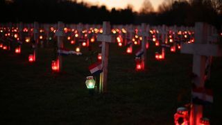 Vukovar: Lampioni osvjetljavaju 938 bijelih križeva na Memorijalnom groblju. Foto: Grgur Žućko/PIXSELL Vukovar: Lampioni osvjetljavaju 938 bijelih križeva na Memorijalnom groblju. Foto: Grgur Žućko/PIXSELL