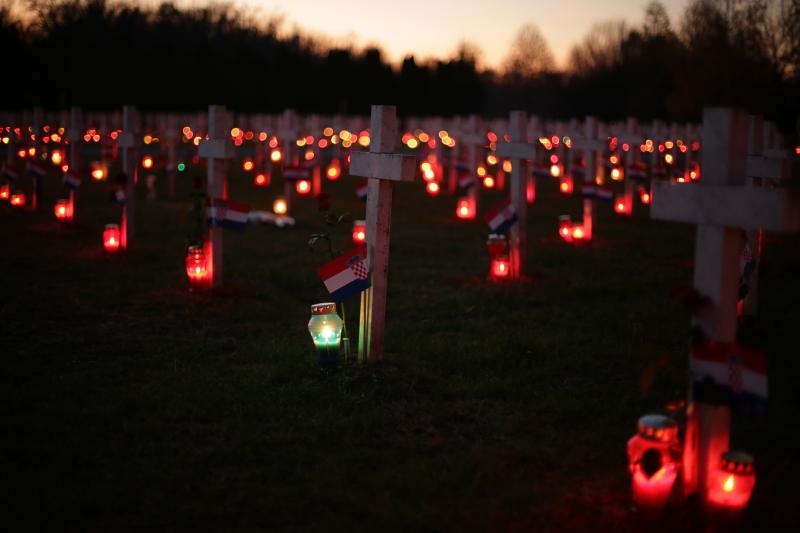 Vukovar: Lampioni osvjetljavaju 938 bijelih križeva na Memorijalnom groblju. Foto: Grgur Žućko/PIXSELL Vukovar: Lampioni osvjetljavaju 938 bijelih križeva na Memorijalnom groblju. Foto: Grgur Žućko/PIXSELL