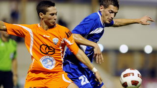 Sibenik, 200811.
Susret 5. kola 1. HNL izmedju Sibenika i Zadra.
Na slici: narancasti Sibenik Jakolis i plavi Zadar Antonijo Mrsic.
Foto: Paun Paunovic  / CROPIX