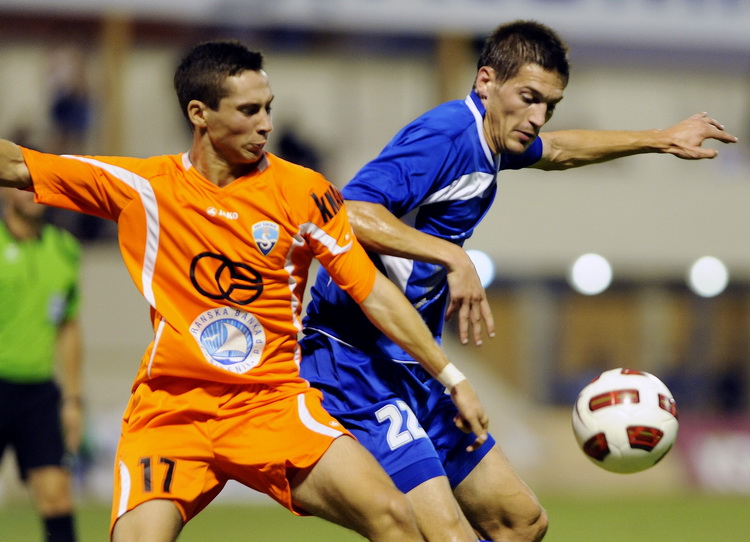 Sibenik, 200811.
Susret 5. kola 1. HNL izmedju Sibenika i Zadra.
Na slici: narancasti Sibenik Jakolis i plavi Zadar Antonijo Mrsic.
Foto: Paun Paunovic  / CROPIX