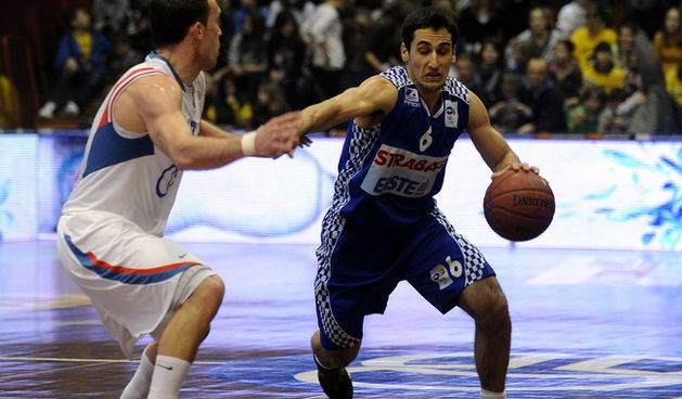 Zagreb, 180210. Dvorana Trnsko, kosarka, polufinale kosarkaskog Kupa Kresimir Cosic, susret ekipa KK Zadar i KK Cibona. Na slici: Samo Udrih 22, Rok Stipcevic 6. Foto: Damir Krajac / CROPIX