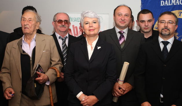 Zadar, 031111. 
Hotel Kolovare.
Predsjednica Vlade RH  Jadranka Kosor u drustvu svojih ministara Bozidara Kalmete, Petra Cobankovica, Jasena Mesica i Branka Bacica otvorila je 21. medjunarodnu manifestaciju vinogradara i vinara Sabatina 2011.
Na slici: Ja