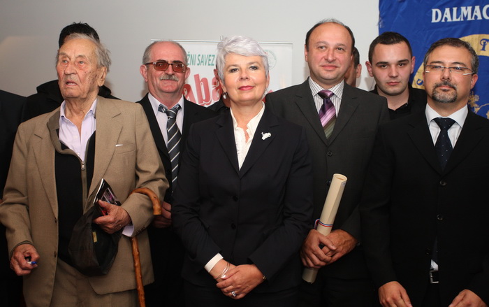 Zadar, 031111. 
Hotel Kolovare.
Predsjednica Vlade RH  Jadranka Kosor u drustvu svojih ministara Bozidara Kalmete, Petra Cobankovica, Jasena Mesica i Branka Bacica otvorila je 21. medjunarodnu manifestaciju vinogradara i vinara Sabatina 2011.
Na slici: Ja