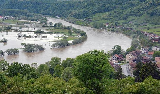 Hrvatska Kostajnica – Zbog visokog vodostaja rijeke Une koji je u stalnom porastu voda je usla u gradske ulice. Photo: Nikola Cutuk/PIXSELL Autor  Nikola Cutuk/PIXSELL Ključne riječi  vodostaj, rijeka Una, poplava, poplavljene ulice