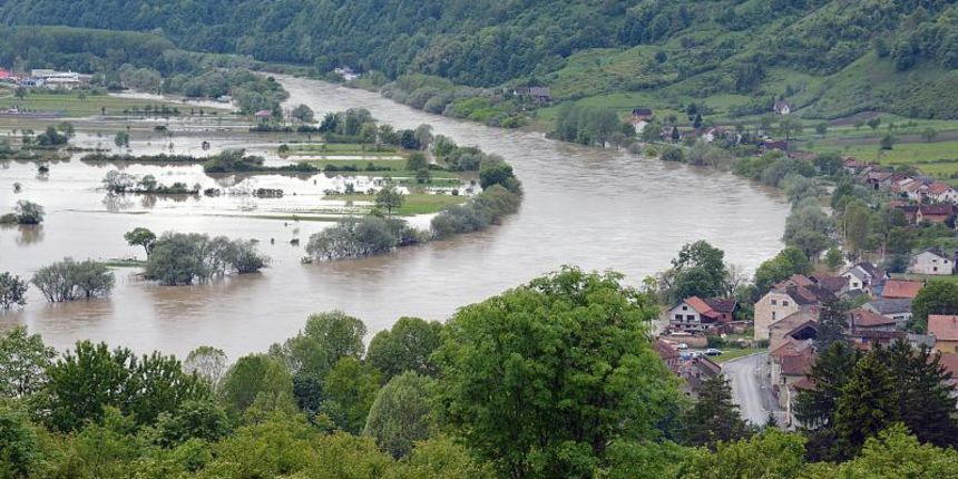 Hrvatska Kostajnica – Zbog visokog vodostaja rijeke Une koji je u stalnom porastu voda je usla u gradske ulice. Photo: Nikola Cutuk/PIXSELL Autor  Nikola Cutuk/PIXSELL Ključne riječi  vodostaj, rijeka Una, poplava, poplavljene ulice