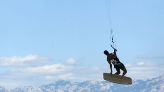 Nin, Zadar, 160712
Kitesurferi su iskoristili vjetrovit dan za uzivanje na plazi Zdrijac kraj Nina gdje se inace nalazi i kitesurfing skola.
Foto: Luka Gerlanc / CROPIX
