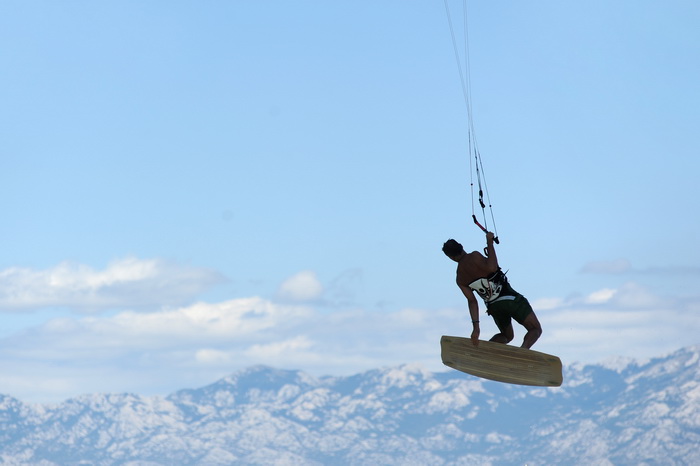 Nin, Zadar, 160712
Kitesurferi su iskoristili vjetrovit dan za uzivanje na plazi Zdrijac kraj Nina gdje se inace nalazi i kitesurfing skola.
Foto: Luka Gerlanc / CROPIX