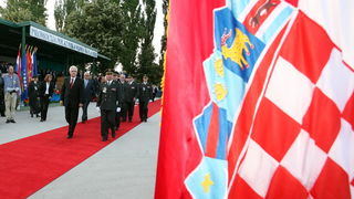 Vukovar, 250610.
U povodu Dana drzavnosti Republike Hrvatske obiljezen  zavrsetak skolovanja polaznika vojnih skola za potrebe Oruzanih snaga. Na fotografiji predsjednik RH Ivo Josipovic odlazi sa svecanosti.
Foto: Damir Glibusic / CROPIX