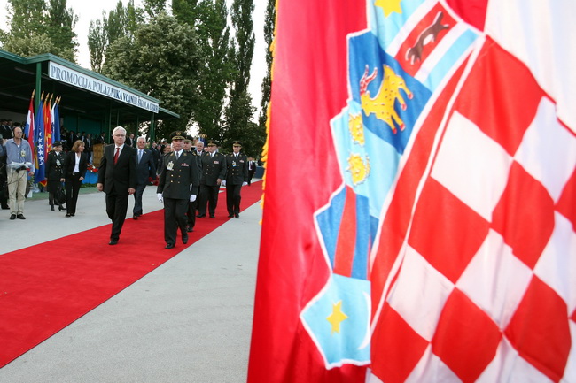 Vukovar, 250610.
U povodu Dana drzavnosti Republike Hrvatske obiljezen  zavrsetak skolovanja polaznika vojnih skola za potrebe Oruzanih snaga. Na fotografiji predsjednik RH Ivo Josipovic odlazi sa svecanosti.
Foto: Damir Glibusic / CROPIX