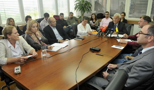 Zagreb, 130910.
Sjednica Vijeca za elektronicke medije na kojoj su dodjeljene radio i televizijske koncesije, te televizijske koncesije za emitiranje specijalziranih kanala u zemaljskoj mrezi unutar Multipleksa B.
Foto: Bruno Konjevic / CROPIX