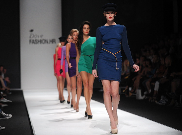 Zagreb, 290911.
Velesajam, paviljon 5.
Modne revije i poznati na Dove Fashion.hr proljece ljeto 2012. Prvi dan su izlagali kreatori Ivica Skoko, Martina Felja, AMDS by ALDUK i IK STUDIO.
Na slici: kreacije AMDS by ALDUK
Foto: Srdjan Vrancic / CROPIX Zagreb, 290911.
Velesajam, paviljon 5.
Modne revije i poznati na Dove Fashion.hr proljece ljeto 2012. Prvi dan su izlagali kreatori Ivica Skoko, Martina Felja, AMDS by ALDUK i IK STUDIO.
Na slici: kreacije AMDS by ALDUK
Foto: Srdjan Vrancic / CROPIX
