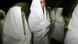 Otok Ugljan, Preko, 130213.
Na blagdan Ciste srijede Pepelnice, tradicionalni Lancuni u vecernjoj povorci i ove su godine prosli kroz Preko. Povorka Lancuna, mjestana odjevenih u bijele plahte sa svijecama i zvoncicima u ruci, odijenuli se se kao i mnogo