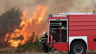 Lozovac: veliki požar zaprijetio kućama, kopnenim snagama pridružila se četiri kanadera Lozovac: veliki požar zaprijetio kućama, kopnenim snagama pridružila se četiri kanadera