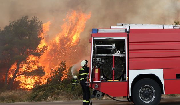 Lozovac: veliki požar zaprijetio kućama, kopnenim snagama pridružila se četiri kanadera
