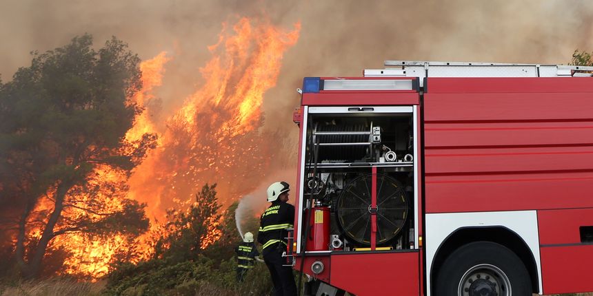Lozovac: veliki požar zaprijetio kućama, kopnenim snagama pridružila se četiri kanadera Lozovac: veliki požar zaprijetio kućama, kopnenim snagama pridružila se četiri kanadera