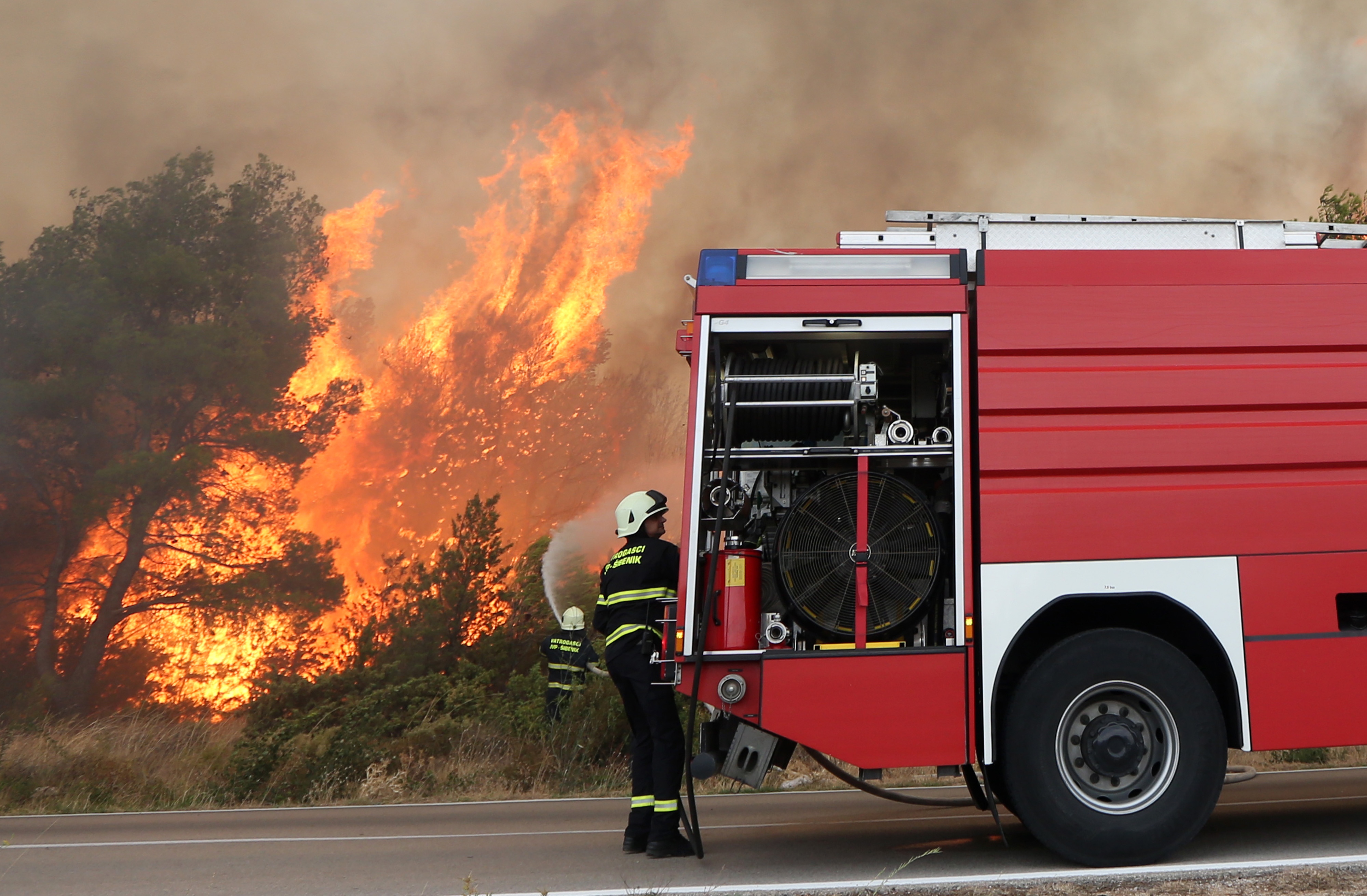 Lozovac: veliki požar zaprijetio kućama, kopnenim snagama pridružila se četiri kanadera Lozovac: veliki požar zaprijetio kućama, kopnenim snagama pridružila se četiri kanadera