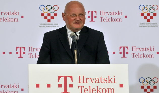 Zagreb, 230712.U Kristalnoj dvorani hotela Westin i uz direktan TV prijenos ispracena je najveca skupina hrvatskih sportasa na OI u London.Na slici: Zlatko Matesa, predsjednik Hrvatskog olimpijskog odbora pozdravlja sportase.Foto: Bruno Konjevic / CROP