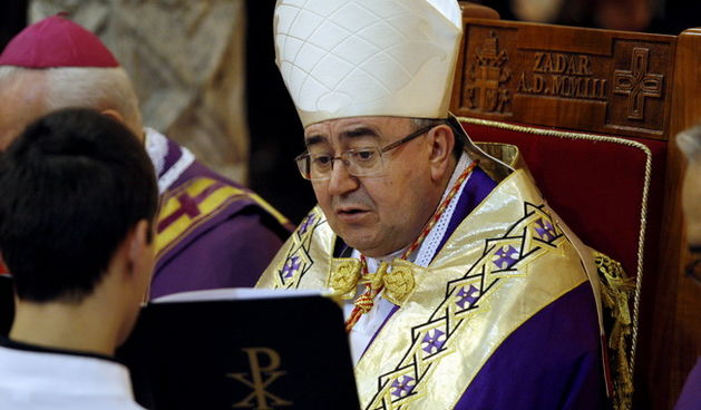 Zadar, 290110.
Vecer prije posljednjeg ispracaja pokojnog nadbiskupa mons. Ivana Prendje u katedrali sv. Stosije odrzano je tradicionalno bdijenje koje je predvodio kardinal Vinko Puljic (na fotografiji).
Foto: Jure Miskovic / CROPIX