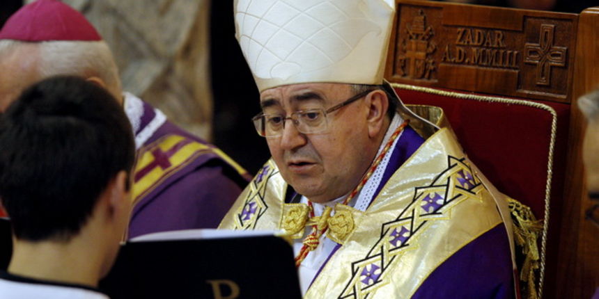 Zadar, 290110.
Vecer prije posljednjeg ispracaja pokojnog nadbiskupa mons. Ivana Prendje u katedrali sv. Stosije odrzano je tradicionalno bdijenje koje je predvodio kardinal Vinko Puljic (na fotografiji).
Foto: Jure Miskovic / CROPIX Zadar, 290110.
Vecer prije posljednjeg ispracaja pokojnog nadbiskupa mons. Ivana Prendje u katedrali sv. Stosije odrzano je tradicionalno bdijenje koje je predvodio kardinal Vinko Puljic (na fotografiji).
Foto: Jure Miskovic / CROPIX