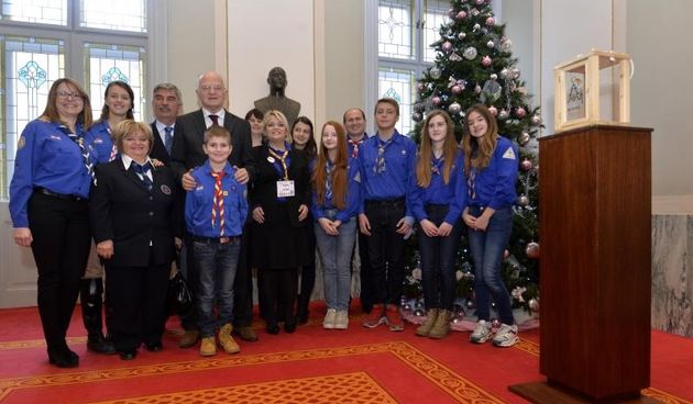 Hrvatski Sabor, izvidjaci su donjeli Betlehemsko svjetlo predsjedniku Sabora Josipu Leki. Photo: Marko Lukunic/PIXSELL