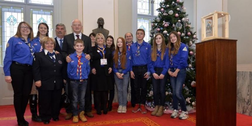 Hrvatski Sabor, izvidjaci su donjeli Betlehemsko svjetlo predsjedniku Sabora Josipu Leki. Photo: Marko Lukunic/PIXSELL Hrvatski Sabor, izvidjaci su donjeli Betlehemsko svjetlo predsjedniku Sabora Josipu Leki. Photo: Marko Lukunic/PIXSELL