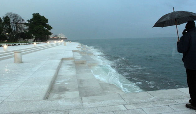 Zadar, 191209.
Jutro u Zadru je osvanulo u snijegu, susnjezici i kisi. Kolnici su mokri ,skliski i opasni za pjesake, a na gradskoj trznici nije bilo ni jedne prodavacice.
Na fotografiji: Morske orgulje prekrivene ledom. .
Foto: Branislav Grgurovic / CROP