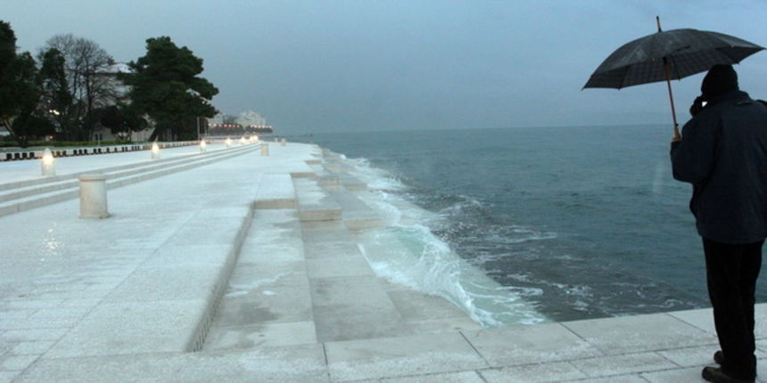Zadar, 191209.
Jutro u Zadru je osvanulo u snijegu, susnjezici i kisi. Kolnici su mokri ,skliski i opasni za pjesake, a na gradskoj trznici nije bilo ni jedne prodavacice.
Na fotografiji: Morske orgulje prekrivene ledom. .
Foto: Branislav Grgurovic / CROP Zadar, 191209.
Jutro u Zadru je osvanulo u snijegu, susnjezici i kisi. Kolnici su mokri ,skliski i opasni za pjesake, a na gradskoj trznici nije bilo ni jedne prodavacice.
Na fotografiji: Morske orgulje prekrivene ledom. .
Foto: Branislav Grgurovic / CROP