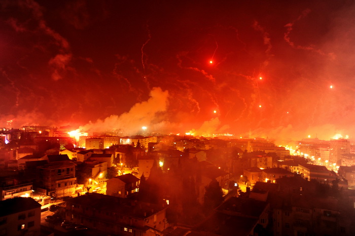 Split, 130211.
Proslava stotog rodjendana NK Hajduk.
Torcida je po gradu i po kvartovima upalila tisuce baklji
Foto: Nikola Vilic / CROPIX Split, 130211.
Proslava stotog rodjendana NK Hajduk.
Torcida je po gradu i po kvartovima upalila tisuce baklji
Foto: Nikola Vilic / CROPIX