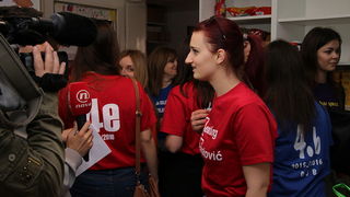 Zadarski maturanti donirali brašno Socijalnoj samoposluzi Zadarski maturanti donirali brašno Socijalnoj samoposluzi