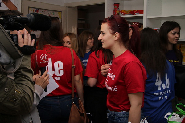 Zadarski maturanti donirali brašno Socijalnoj samoposluzi Zadarski maturanti donirali brašno Socijalnoj samoposluzi