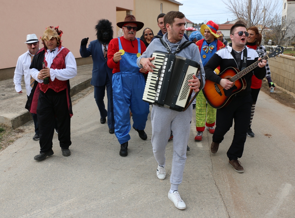 Virske maškare: Nedjelja u znaku zvijezdice Meri, Tota i Tempo Banda