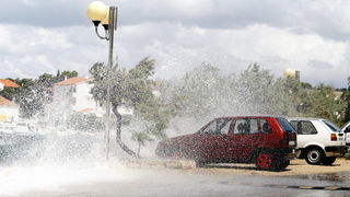 Zadar, 200711.
Jaka tramontana puse od sinoc. Dok mnogima stvara probleme u morskom prometu neki uzivaju u velikim valovima. 
Foto: Jure Miskovic / CROPIX
