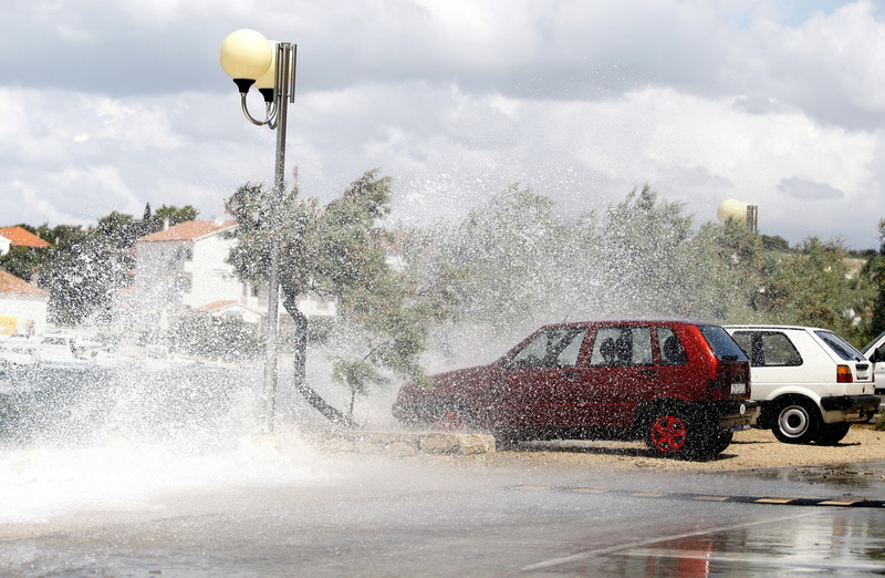 Zadar, 200711.
Jaka tramontana puse od sinoc. Dok mnogima stvara probleme u morskom prometu neki uzivaju u velikim valovima. 
Foto: Jure Miskovic / CROPIX