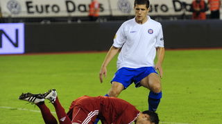 Split, 300910. Stadion Poljud. Nogometna utakmica drugog kola Europske lige, Hajduk – Anderlecht. Na fotografiji: Jurica Buljat ispred vratara Anderlechta Silvia Prota. Foto: Nikola Vilic / CROPIX Split, 300910. Stadion Poljud. Nogometna utakmica drugog kola Europske lige, Hajduk – Anderlecht. Na fotografiji: Jurica Buljat ispred vratara Anderlechta Silvia Prota. Foto: Nikola Vilic / CROPIX