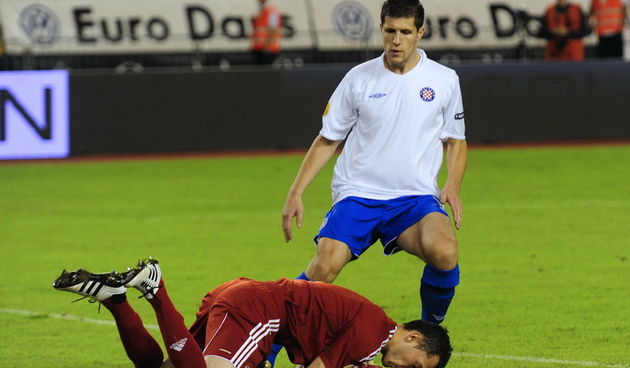 Split, 300910. Stadion Poljud. Nogometna utakmica drugog kola Europske lige,  Hajduk – Anderlecht. Na fotografiji: Jurica Buljat ispred vratara Anderlechta Silvia Prota. Foto: Nikola Vilic / CROPIX