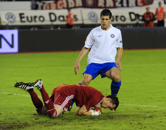Split, 300910. Stadion Poljud. Nogometna utakmica drugog kola Europske lige, Hajduk – Anderlecht. Na fotografiji: Jurica Buljat ispred vratara Anderlechta Silvia Prota. Foto: Nikola Vilic / CROPIX Split, 300910. Stadion Poljud. Nogometna utakmica drugog kola Europske lige, Hajduk – Anderlecht. Na fotografiji: Jurica Buljat ispred vratara Anderlechta Silvia Prota. Foto: Nikola Vilic / CROPIX