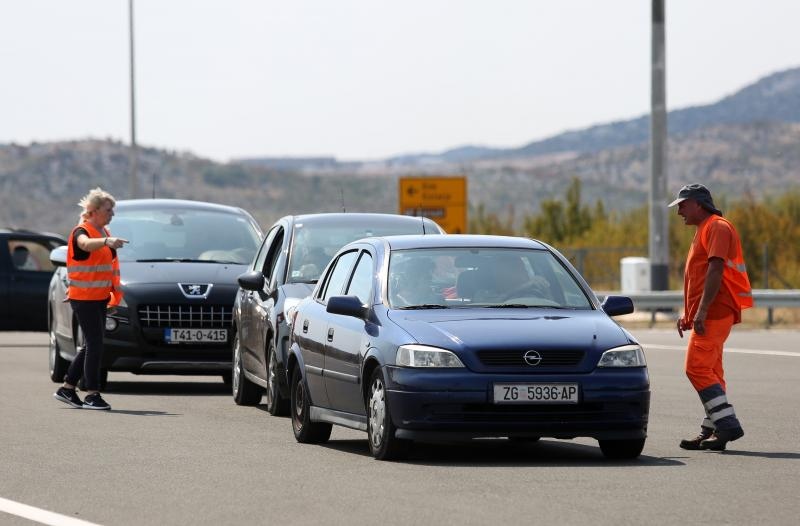 Zbog požara zatvorena autocesta A1 kod Pirovca: Neki vozači se okretali i vozili u suprotnom smjeru Zbog požara zatvorena autocesta A1 kod Pirovca: Neki vozači se okretali i vozili u suprotnom smjeru