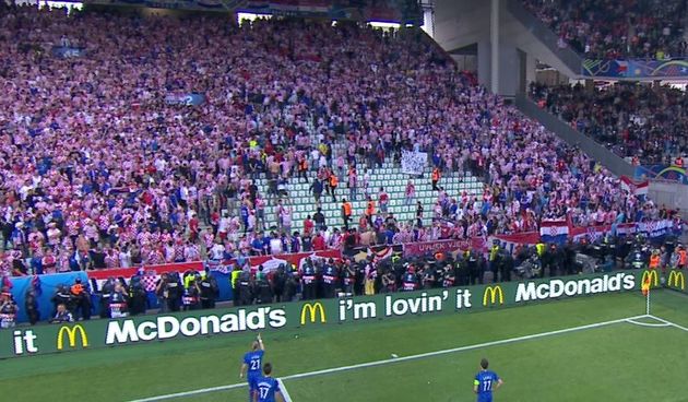 Neredi hrvatskih navijača, foto: twitter/thesun