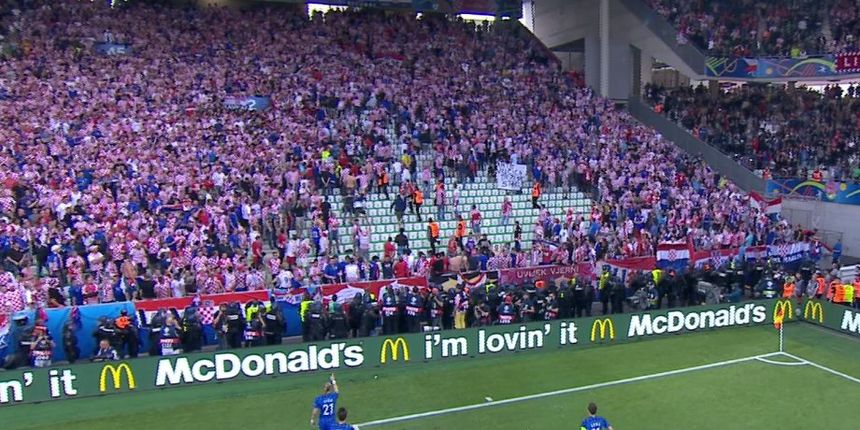 Neredi hrvatskih navijača, foto: twitter/thesun