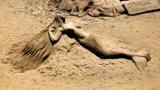 Lopar, 150612.
Nakon tri dana zavrsen je Prvi festival skulpture u pijesku
Najpjescanija plaza u Loparu, Rajska plaza ugostila je umjetnike i studente likovne akademije iz Zagreba na prvom festivalu skulpture u pijesku. Ukupno je izradjeno sedam skulptur Lopar, 150612.
Nakon tri dana zavrsen je Prvi festival skulpture u pijesku
Najpjescanija plaza u Loparu, Rajska plaza ugostila je umjetnike i studente likovne akademije iz Zagreba na prvom festivalu skulpture u pijesku. Ukupno je izradjeno sedam skulptur